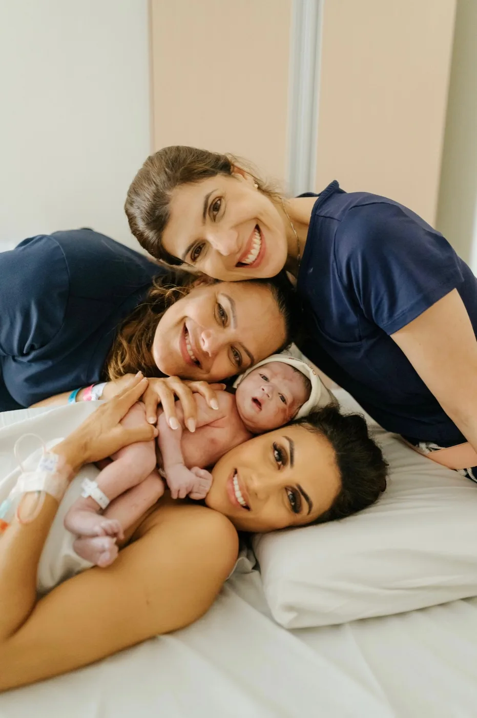 Equipe da Amara com a mãe e o recém-nascido