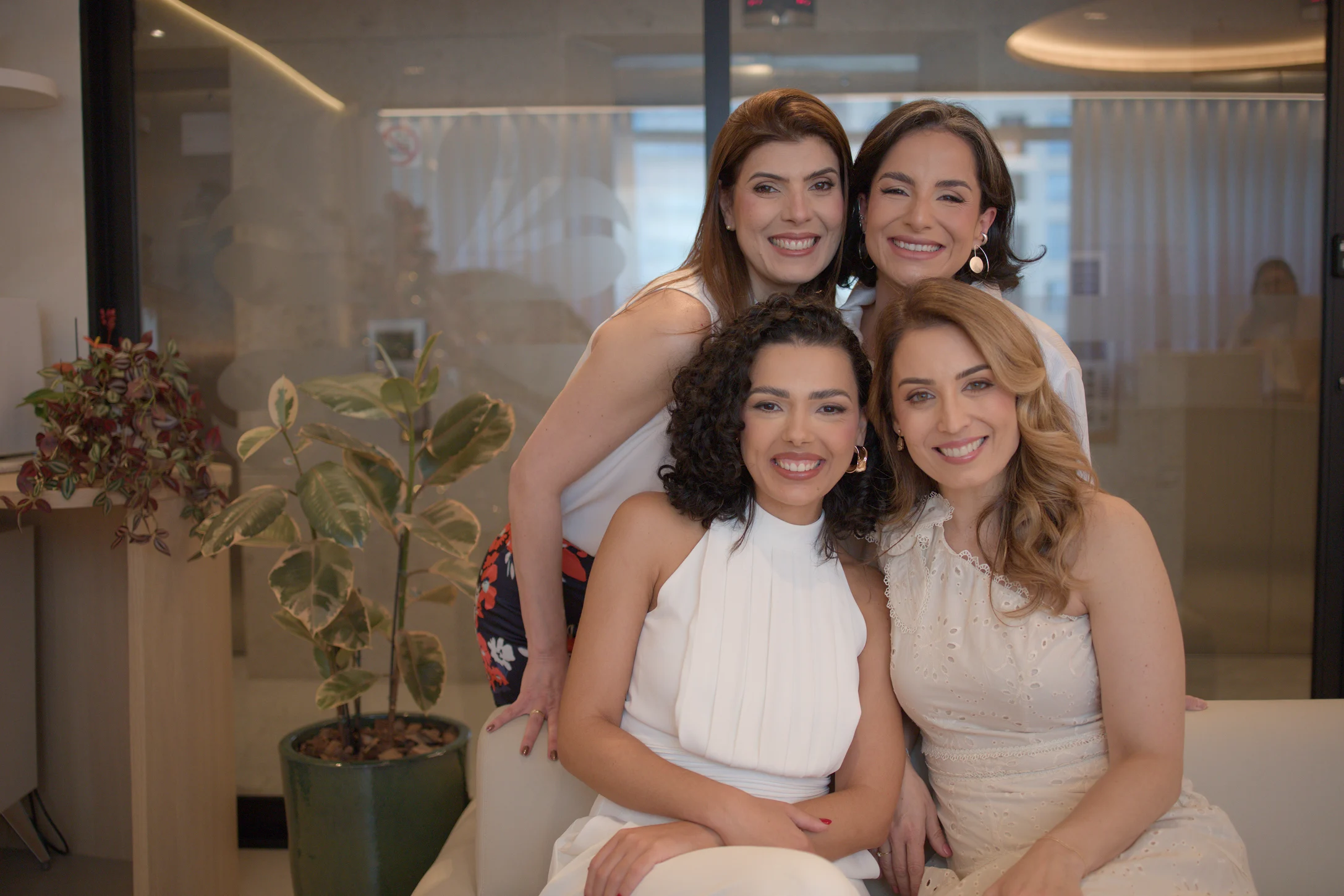 As quatro obstetras da Amara reunidas no consultório
