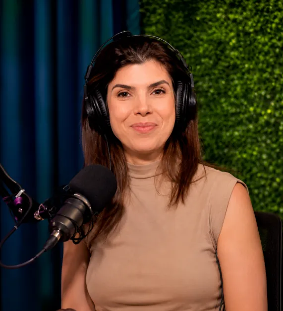 Dra. Marina Mariz na cabine do Sem Neura Podcast