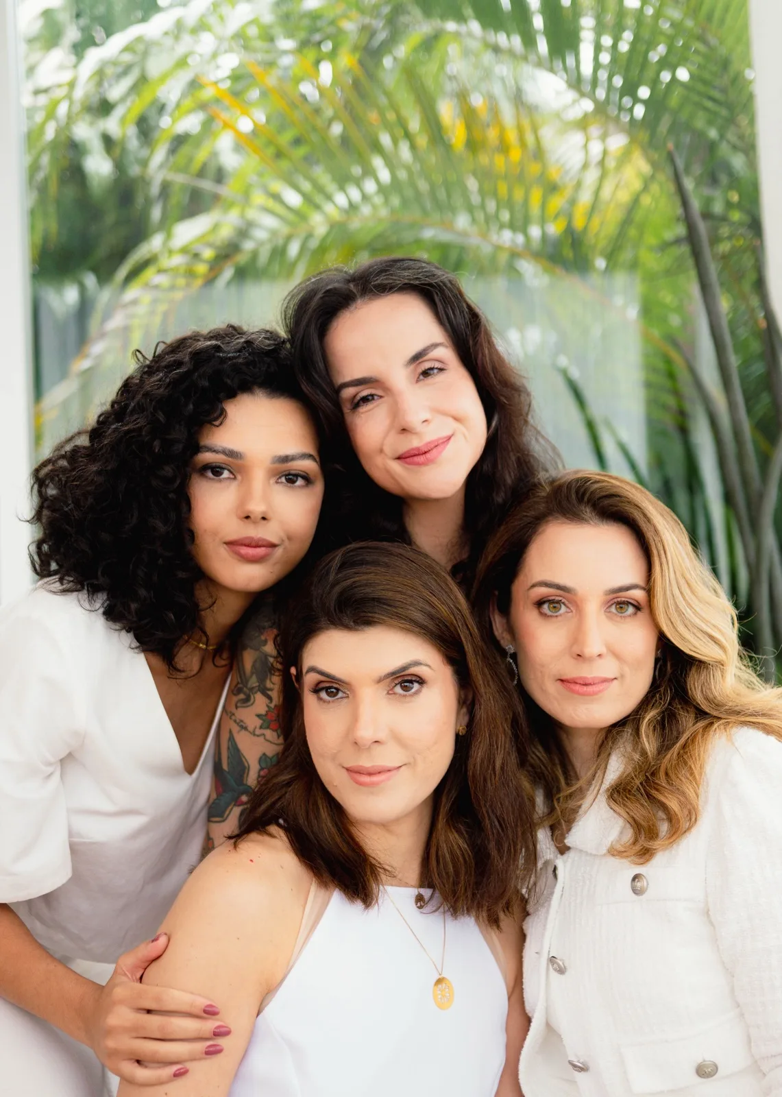 Quatro mulheres reunidas em ambiente iluminado
