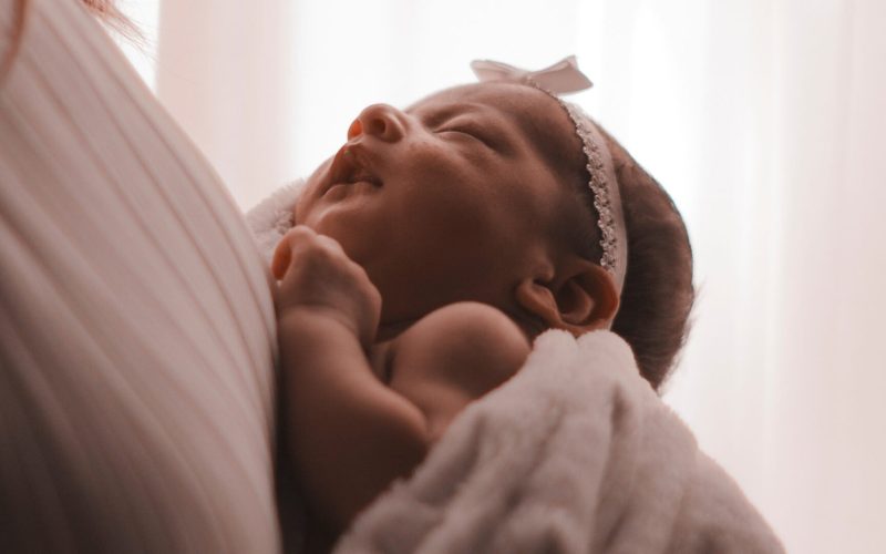 7 benefícios do colo para o bebê